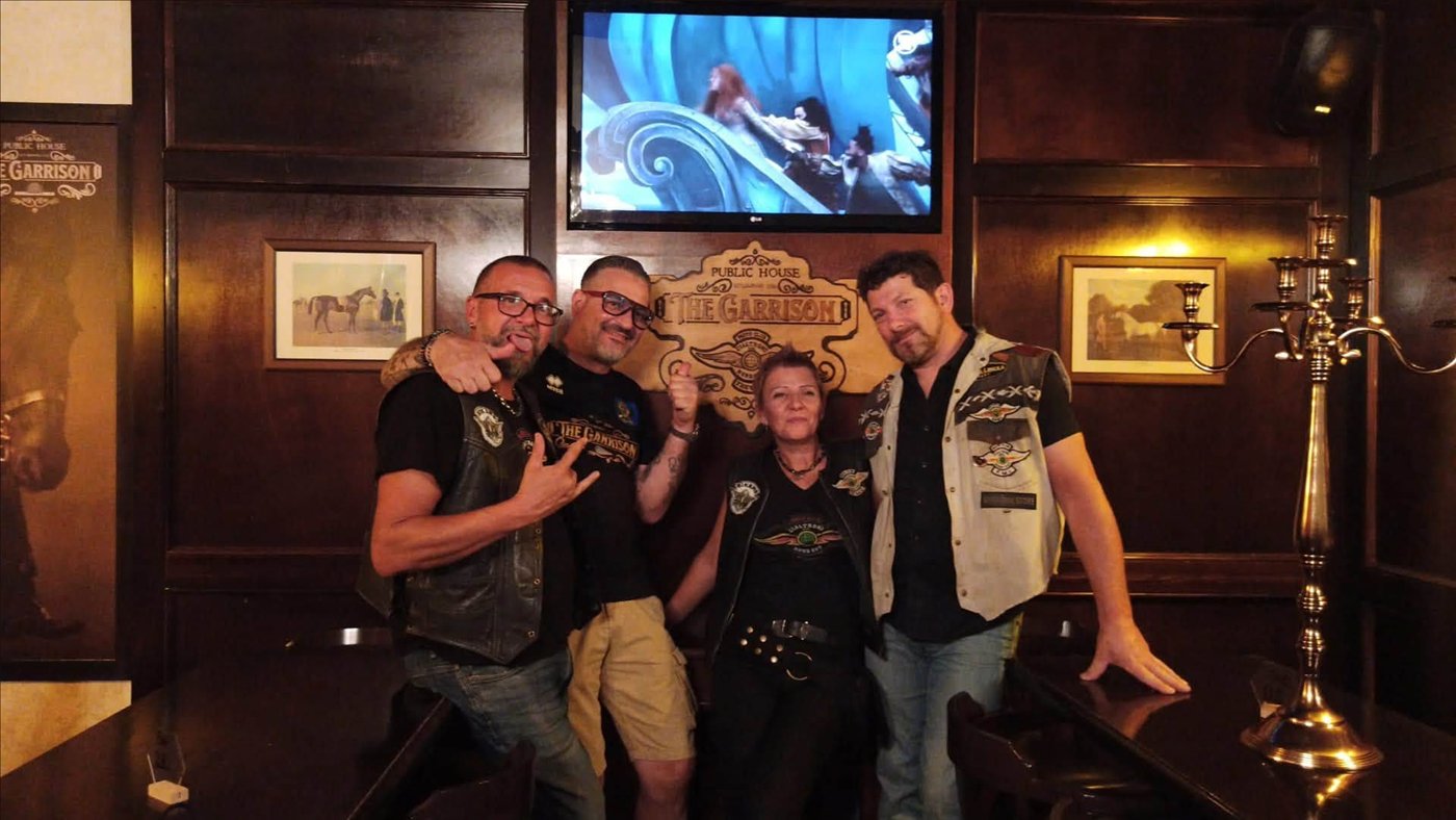Un gruppo di amici al The Garrison Pub