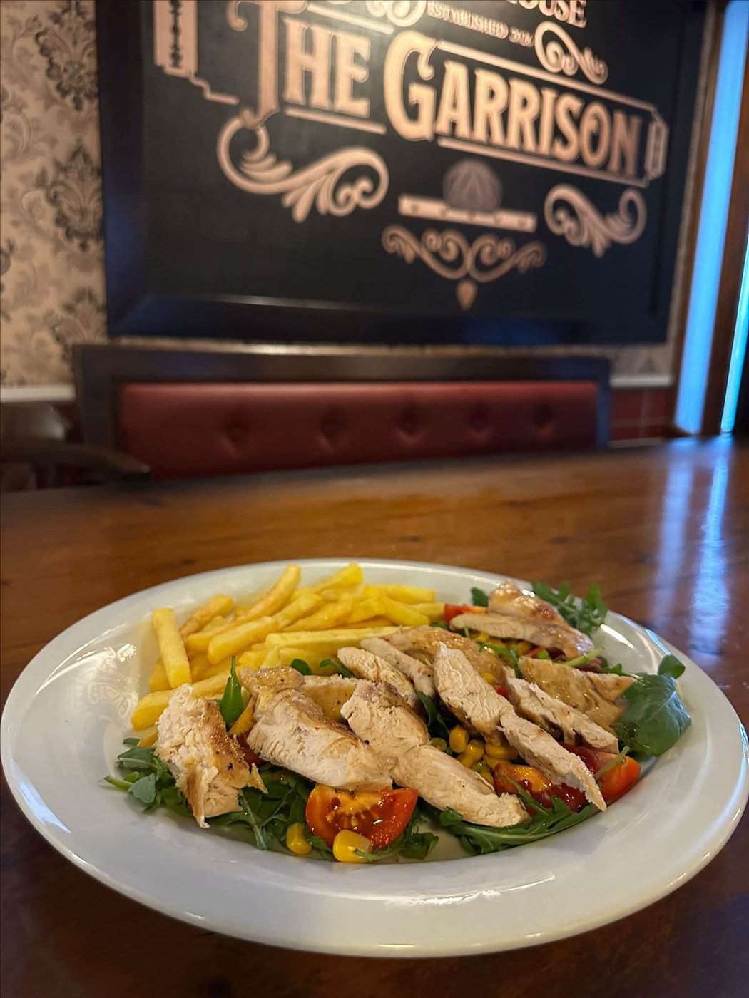 Insalata con pollo e patatine servita al Garrison
