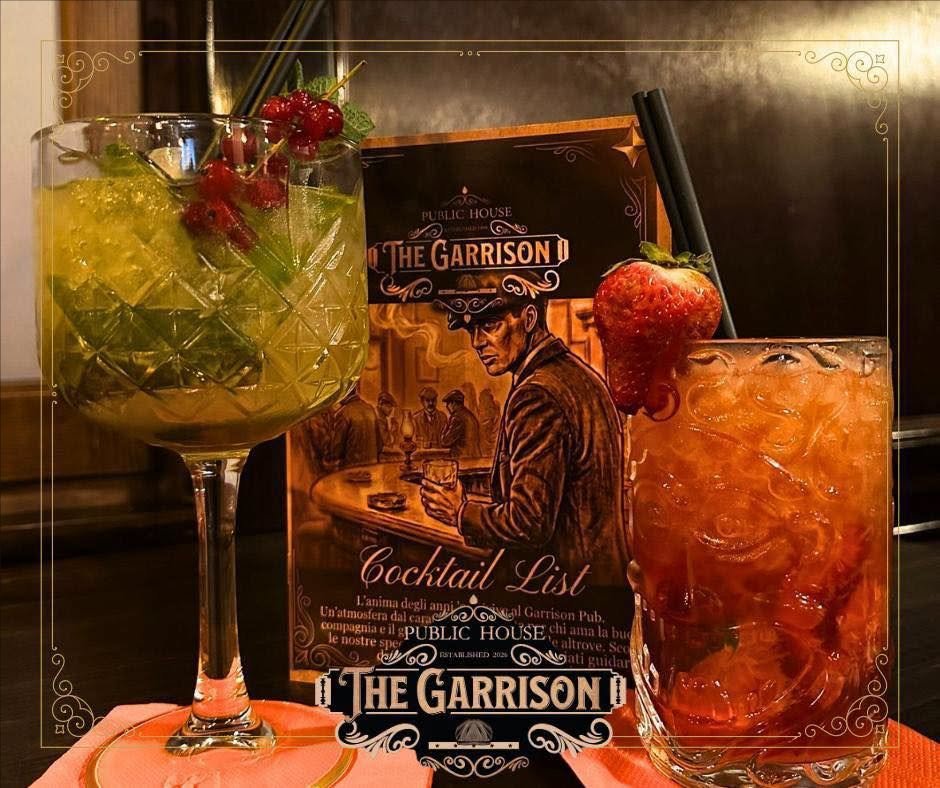 Due cocktail accanto alla cocktail list del The Garrison