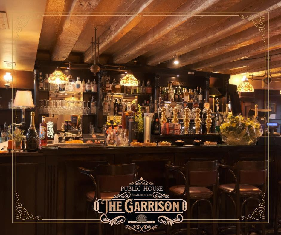 Il bancone in legno e gli interni del The Garrison Pub